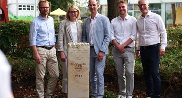 Enthüllten gemeinsam die Jubiläumsstele im Moskaubad (v.l.n.r.) SWO-Finanzvorstand Dirk Eichholz, Oberbürgermeisterin Katharina Pötter, SWO-Vorstandsvorsitzender Daniel Waschow, Moskaubad-Leiter Kenneth Fischer und Bäderchef Torsten Krier. 