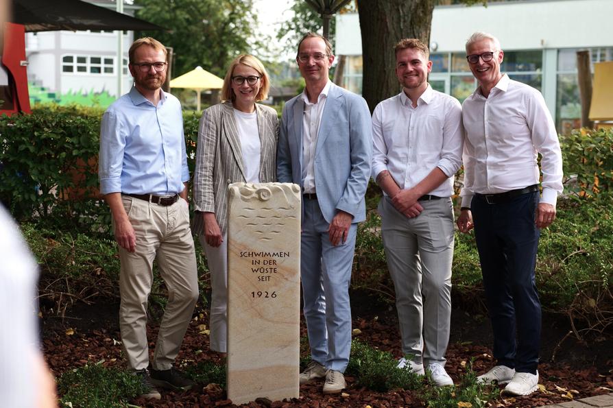 Enthüllten gemeinsam die Jubiläumsstele im Moskaubad (v.l.n.r.) SWO-Finanzvorstand Dirk Eichholz, Oberbürgermeisterin Katharina Pötter, SWO-Vorstandsvorsitzender Daniel Waschow, Moskaubad-Leiter Kenneth Fischer und Bäderchef Torsten Krier. 