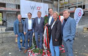 Das Richtfest für die neuen WiO-Gebäude am Belfastpark feierten jetzt (v.l.n.r.) Jens Meier (WiO-Aufsichtsratsmitglied), Wigand Maethner (ehem. WiO-Geschäftsführer), Dr. E.h. Fritz Brickwedde (stellvertr. WiO-Aufsichtsratsvorsitzender), Bernd Wortmeyer (WiO-Geschäftsführer), Susanne Hambürger dos Reis (WiO-Aufsichtsratsvorsitzende) und Uwe Görtemöller (Bürgermeister). 