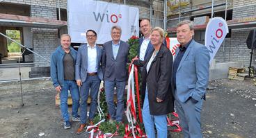 Das Richtfest für die neuen WiO-Gebäude am Belfastpark feierten jetzt (v.l.n.r.) Jens Meier (WiO-Aufsichtsratsmitglied), Wigand Maethner (ehem. WiO-Geschäftsführer), Dr. E.h. Fritz Brickwedde (stellvertr. WiO-Aufsichtsratsvorsitzender), Bernd Wortmeyer (WiO-Geschäftsführer), Susanne Hambürger dos Reis (WiO-Aufsichtsratsvorsitzende) und Uwe Görtemöller (Bürgermeister). 