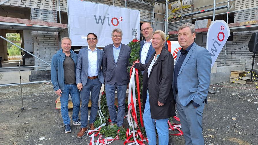 Das Richtfest für die neuen WiO-Gebäude am Belfastpark feierten jetzt (v.l.n.r.) Jens Meier (WiO-Aufsichtsratsmitglied), Wigand Maethner (ehem. WiO-Geschäftsführer), Dr. E.h. Fritz Brickwedde (stellvertr. WiO-Aufsichtsratsvorsitzender), Bernd Wortmeyer (WiO-Geschäftsführer), Susanne Hambürger dos Reis (WiO-Aufsichtsratsvorsitzende) und Uwe Görtemöller (Bürgermeister).