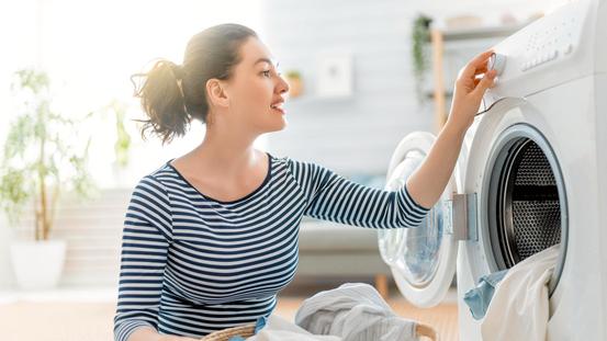 Frau nutzt Waschmaschine