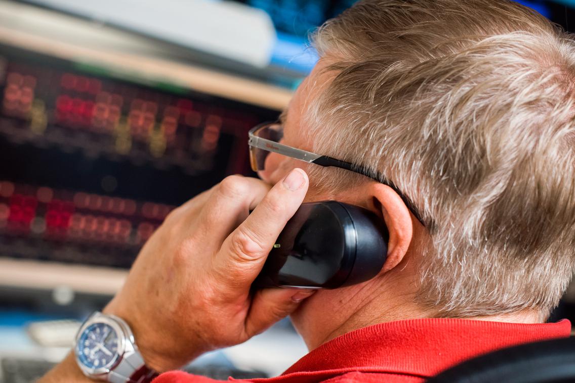 Mitarbeiter ist in der Netzleitstelle am Telefon