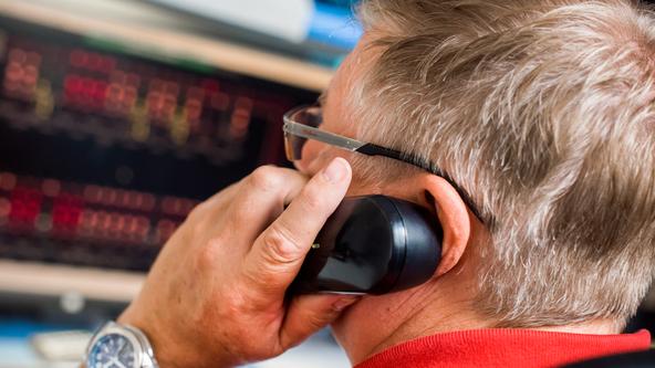 Mitarbeiter ist in der Netzleitstelle am Telefon