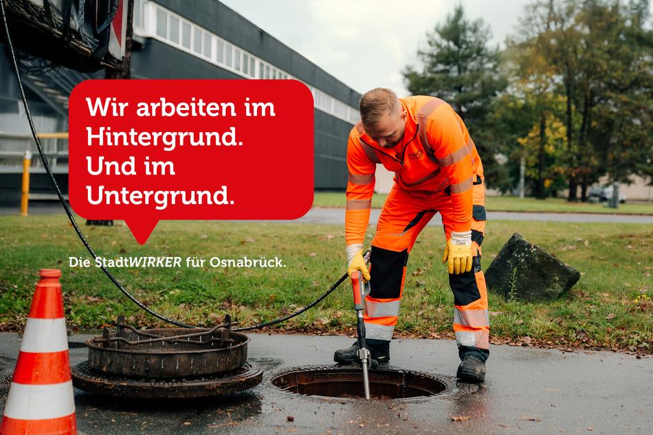 Mitarbeiter reinigt den Abwasserkanal