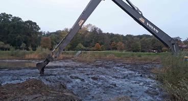 Entschlammung eines Regenrückhaltebeckens