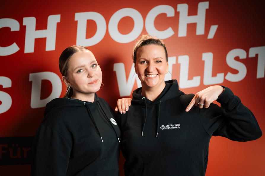 Mitarbeitende präsentieren Ausbildungshoodie