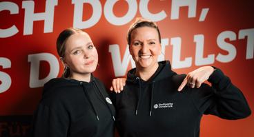 Mitarbeitende präsentieren Ausbildungshoodie