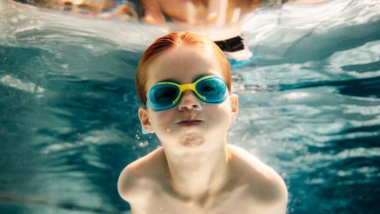 Junge im Schwimmbad