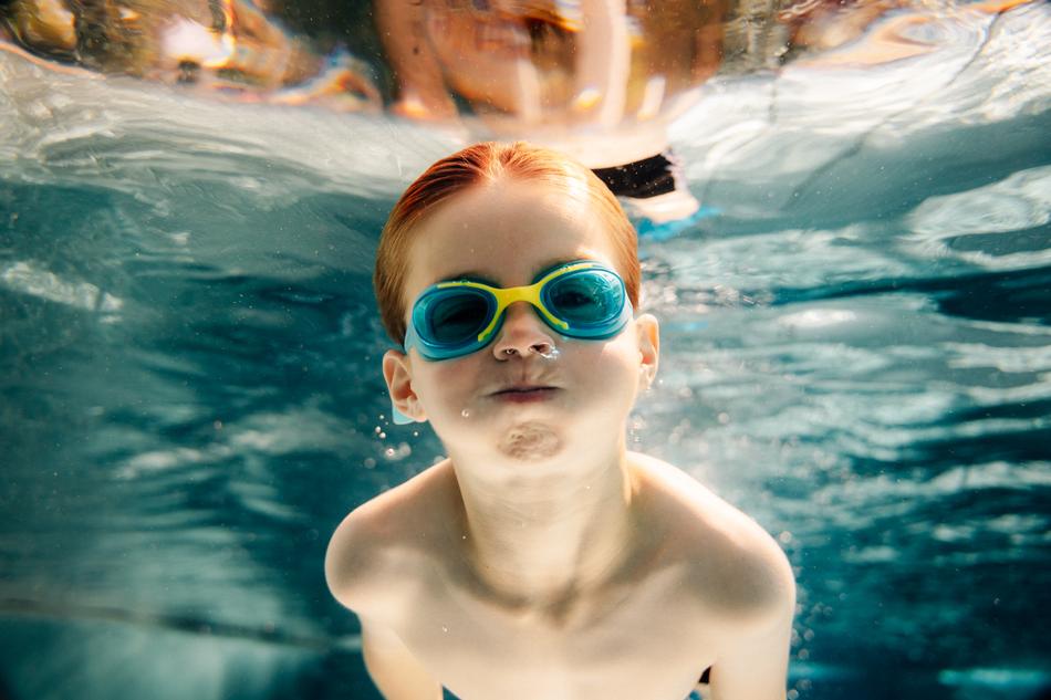 Junge im Schwimmbad