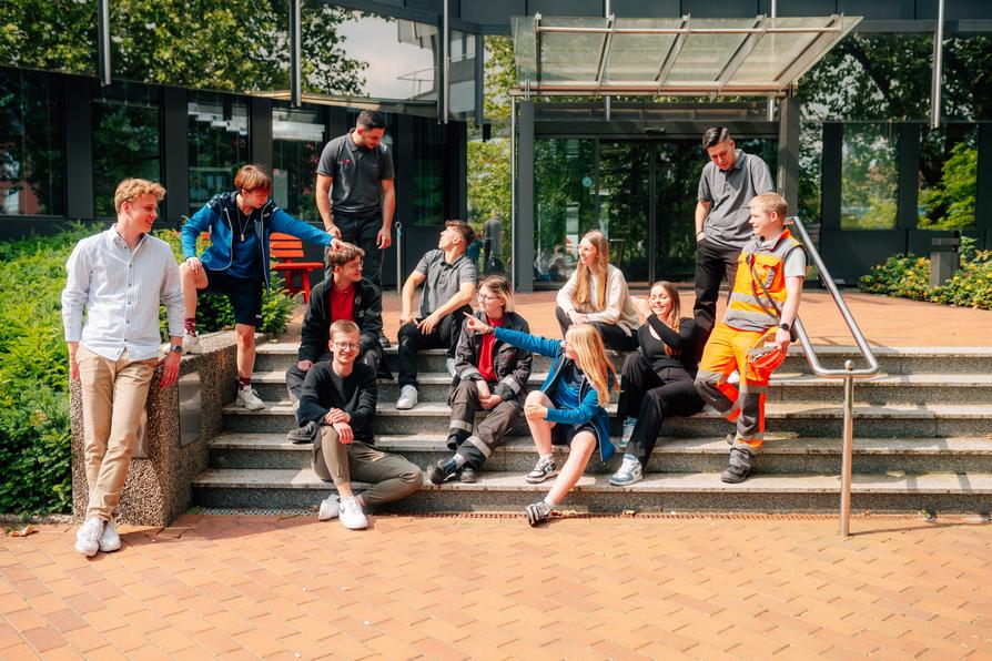 Azubis vor der Hauptzentrale 