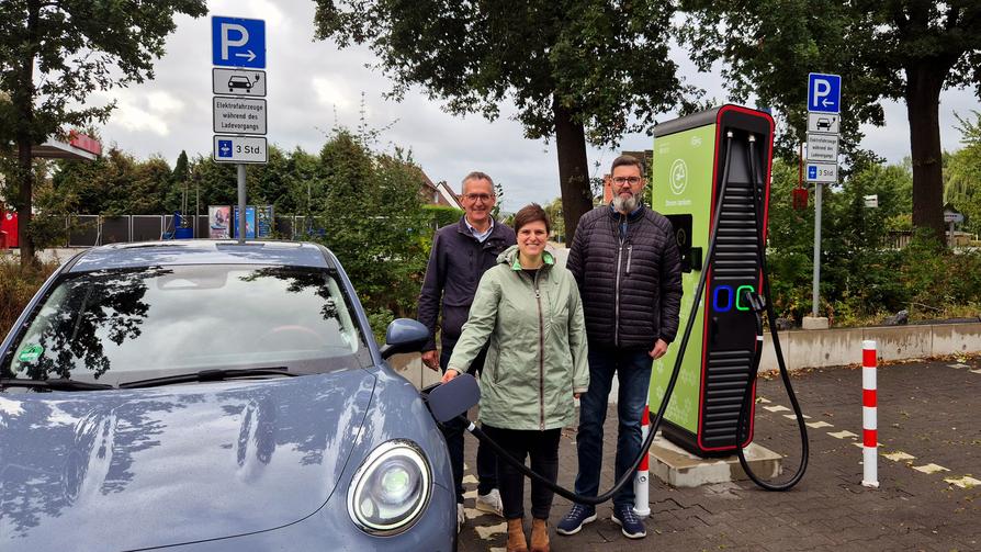 Haben die Schnellladesäule am Verbrauchermarkt-Zentrum in Bohmte in Betrieb genommen: (V.l.) Oliver Frickenhelm sowie Esther Peddi und Carsten Klaus (beide OPG)
