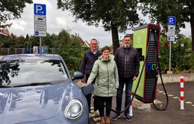 Haben die Schnellladesäule am Verbrauchermarkt-Zentrum in Bohmte in Betrieb genommen: (V.l.) Oliver Frickenhelm sowie Esther Peddi und Carsten Klaus (beide OPG)