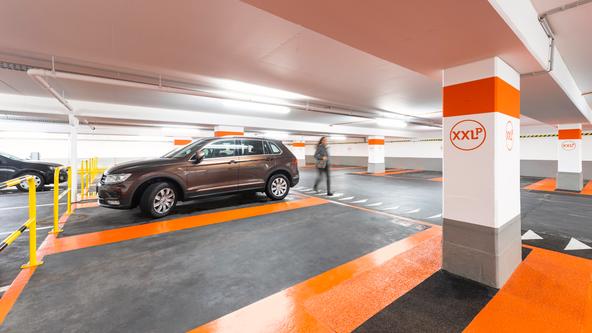 SUV steht in XXL Parkbucht im Parkhaus Ledenhof in Osnabrück