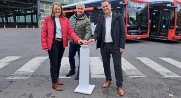 Geben den Startschuss für die neuen eCitaros: (V.l.) Tanja Stiegeler, Thomas Neuhaus (beide SWO Mobil) und Stadtbaurat Thimo Weitemeier. 