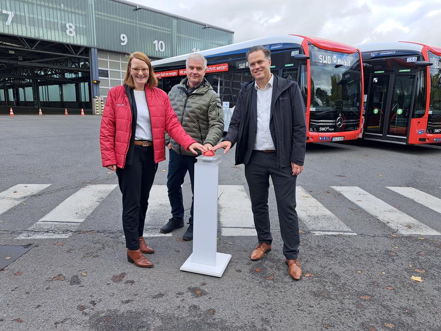 Geben den Startschuss für die neuen eCitaros: (V.l.) Tanja Stiegeler, Thomas Neuhaus (beide SWO Mobil) und Stadtbaurat Thimo Weitemeier.
