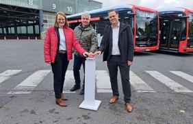 Geben den Startschuss für die neuen eCitaros: (V.l.) Tanja Stiegeler, Thomas Neuhaus (beide SWO Mobil) und Stadtbaurat Thimo Weitemeier. 