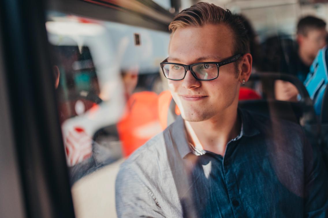 Kunde mit JobTicket im Bus der VOS