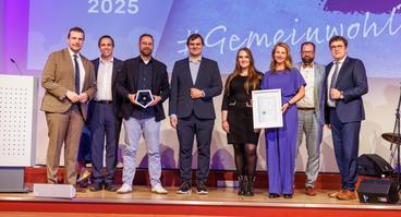 Die Auszeichnung für das Nettebad in Leipzig nahmen für die Stadtwerke Osnabrück Volker Heemann, Simon Manfrahs, Katharina Bolke und Saskia Baller (3.-6. v.l.) entgegen. Zu den Gratulanten gehörten (v.l.) Christian Mankel, Marc Elxnat, Prof. Dr. Christian Kuhn und Timo Meynhardt. 