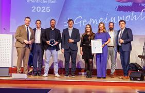 Die Auszeichnung für das Nettebad in Leipzig nahmen für die Stadtwerke Osnabrück Volker Heemann, Simon Manfrahs, Katharina Bolke und Saskia Baller (3.-6. v.l.) entgegen. Zu den Gratulanten gehörten (v.l.) Christian Mankel, Marc Elxnat, Prof. Dr. Christian Kuhn und Timo Meynhardt. 