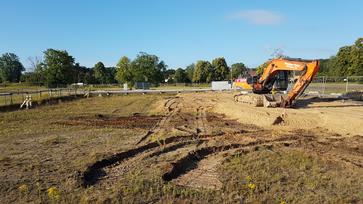 Kran auf Baufeld des Bauprojekts "Wohnen an der grünen Mitte" im Landwehrviertel