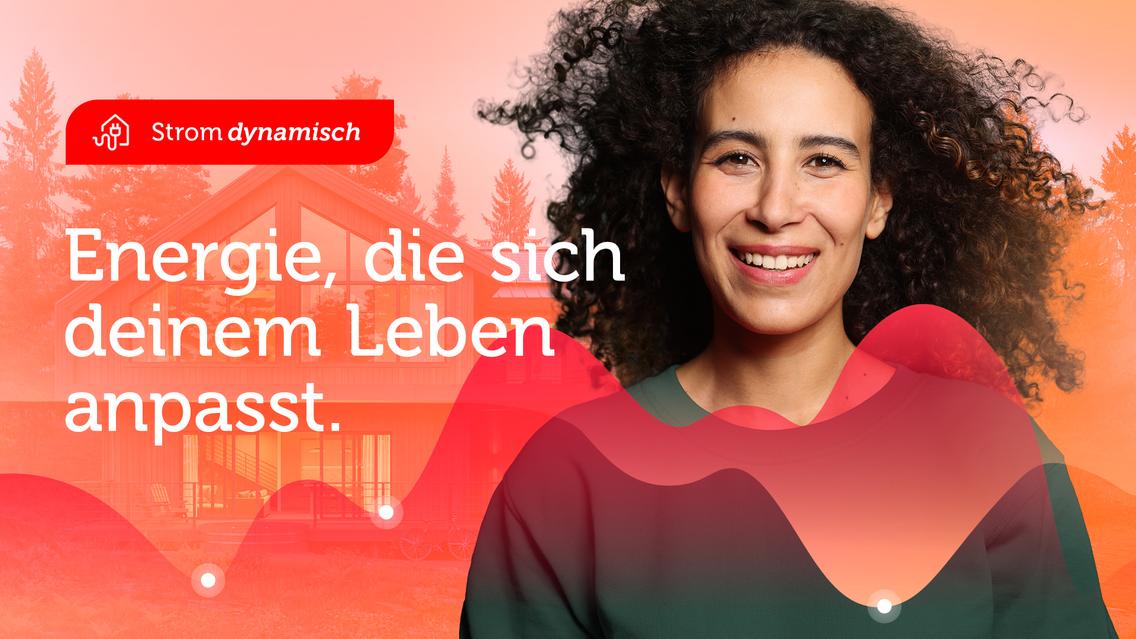 Frau vor Haus und Slogan: Energie, die sich deinem Leben anpasst. 