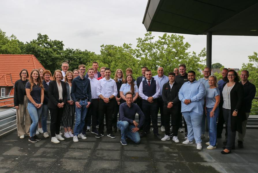 Nach erfolgreichem Abschluss ihrer dreijährigen Ausbildung wurden 13 Fachkräfte im Fahrbetrieb zusammen mit ihren Ausbildern feierlich verabschiedet. 