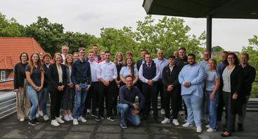 Nach erfolgreichem Abschluss ihrer dreijährigen Ausbildung wurden 13 Fachkräfte im Fahrbetrieb zusammen mit ihren Ausbildern feierlich verabschiedet. 
